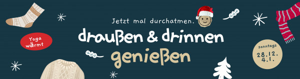 Ein Bild zeigt Accessoires zum Jahreswechsel in kälteren Gefilden. Strickpullover, Tannenbaum. Yoga wärmt! Online Yoga mit MYOGA auch.