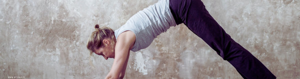Yoga-Position mit Yogalehrerin Katja Rinno, MYOGA. Lies‘ ihren Brief an Yoga-Anfänger. Tipps &amp;amp;amp;amp;amp; Tricks, Motivation, um mit Yoga zu starten.