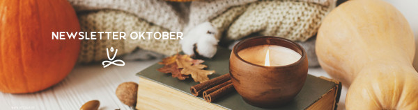 Herbststimmung aus Kürbis, Wolldecke, Teelicht und Buch - wohlig warm wird es auch beim Yoga mit MYOGA und Katja Rinno